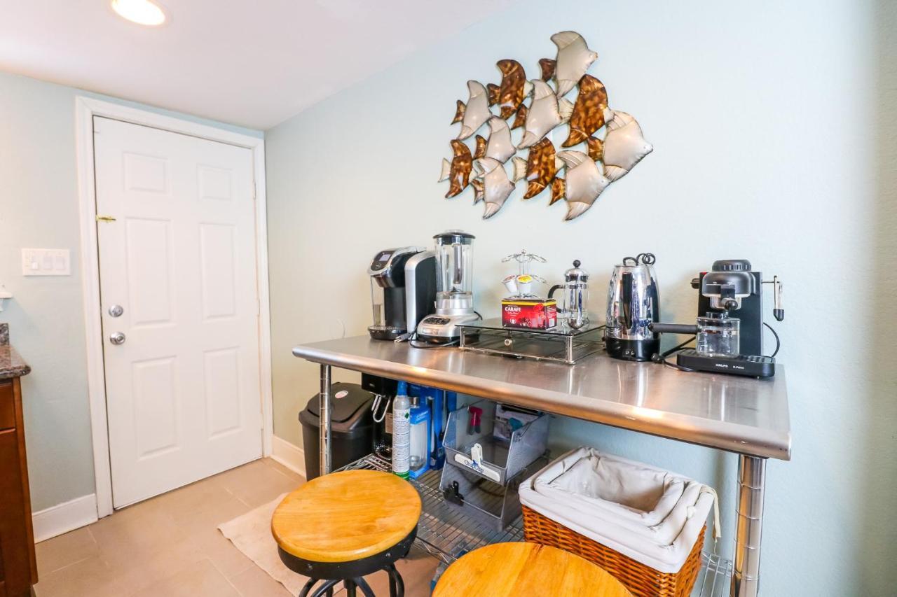 Perfect Location Spacious Yard Coffee Bar At This Lovely Beach Home Galveston Bagian luar foto