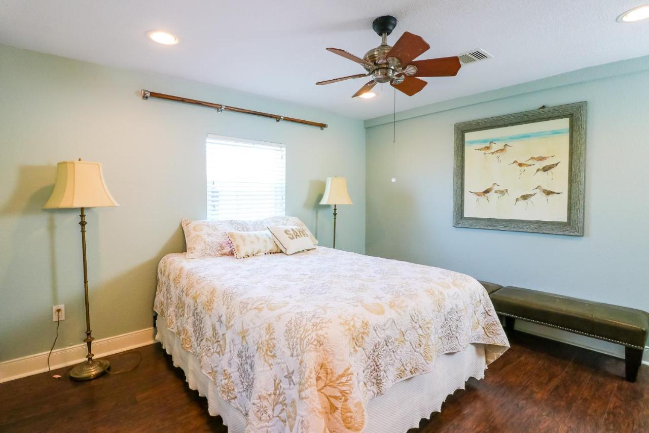 Perfect Location Spacious Yard Coffee Bar At This Lovely Beach Home Galveston Bagian luar foto