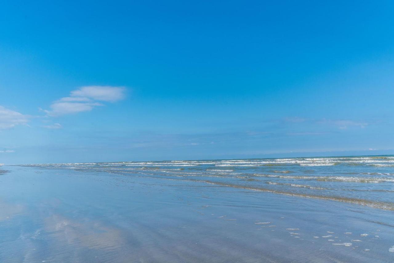 Perfect Location Spacious Yard Coffee Bar At This Lovely Beach Home Galveston Bagian luar foto