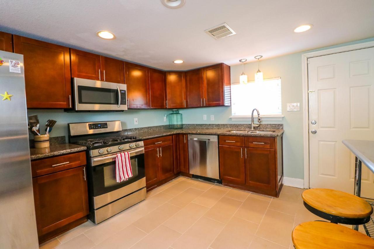 Perfect Location Spacious Yard Coffee Bar At This Lovely Beach Home Galveston Bagian luar foto